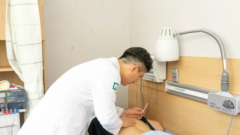 어깨 수술 후 재활|365매일한방병원 의료진의 허리 통증 시술 모습