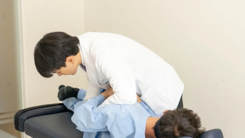 아침 허리디스크 초기 증상|환자의 허리 부위를 도수치료 중인 의료진의 모습