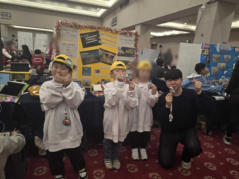 메달을 받은 휴몬랩코딩 학생들