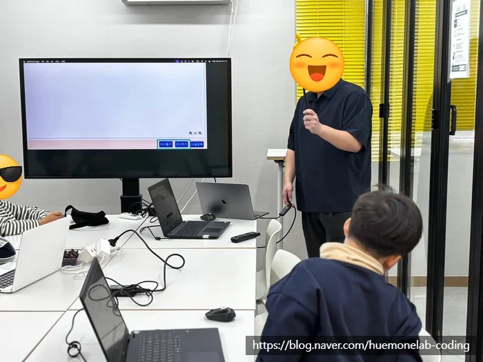 노트북으로 코딩 시험을 준비하는 학생들