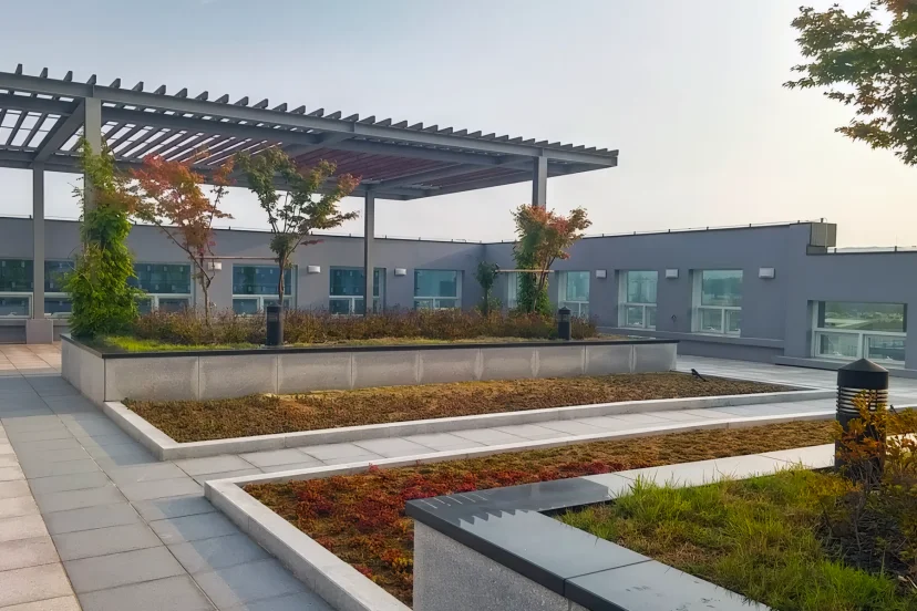 철골 퍼걸러와 화단이 있는 투썬월드빌딩 옥상정원