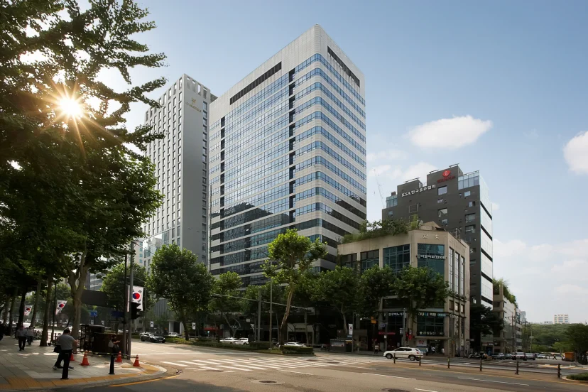 테헤란로 건너편에서 본 강남파이낸스플라자 전경