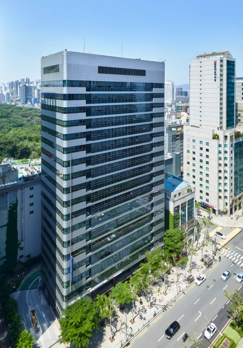 선정릉 숲을 뒤로 하고 테헤란로에 선 강남파이낸스플라자