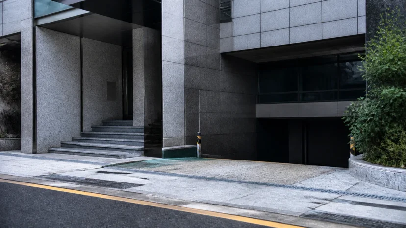오피스 빌딩 출입구와 차량 진입 동선을 가까이에서 본 장면