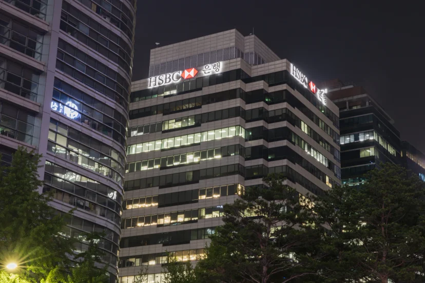가로 띠창이 층마다 이어지는 HSBC빌딩 외벽 야경