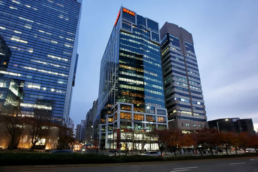 서초대로 건너편에서 본 그레이츠 강남 전경