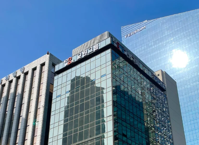 교원 내외빌딩과 나란히 선 교원명동빌딩 유리 커튼월 위쪽 층