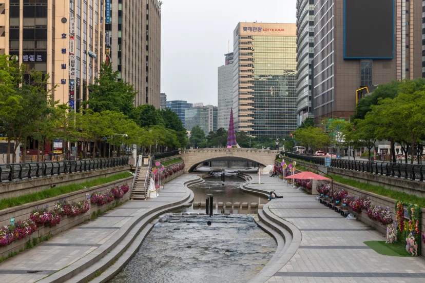 청계천변에서 본 청계한국빌딩 동쪽 벽과 저층부