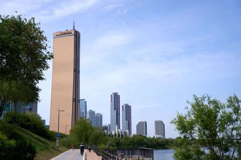 여의도 63빌딩과 한강변 공원