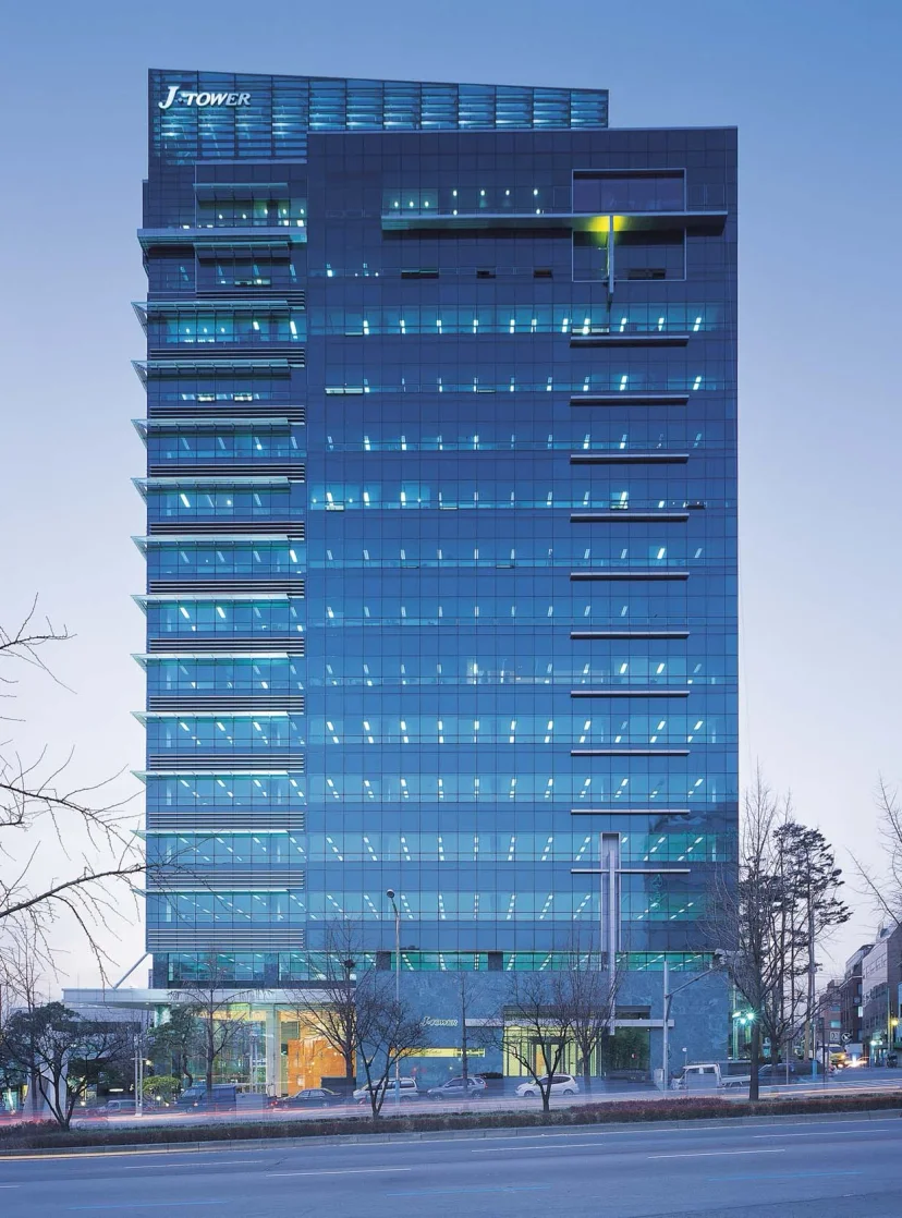 준공 무렵 해 질 녘 도산대로에서 본 제이타워 전경