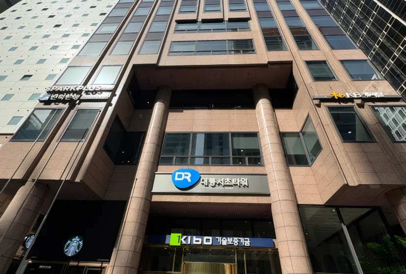 강남대로 쪽 대륭서초타워 저층부와 출입구