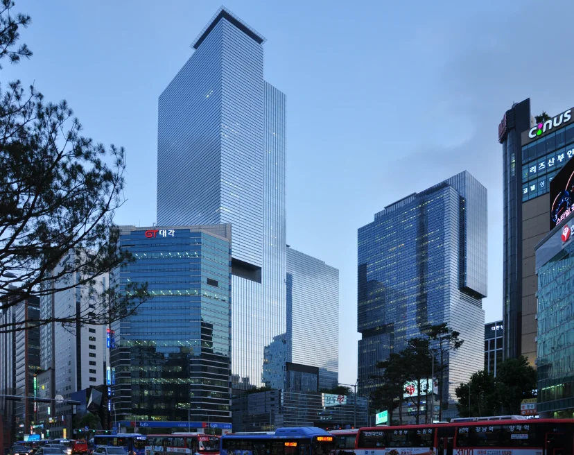 강남역 쪽 거리에서 본 삼성타운, 오른쪽 건물이 삼성생명 서초타워(A동)