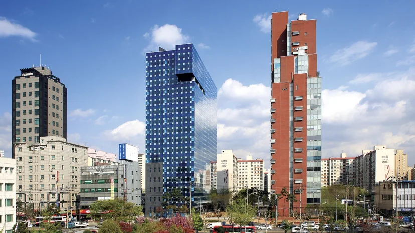 이레빌딩 신관(가운데 파란 유리 건물)과 오른쪽 적벽돌 구관