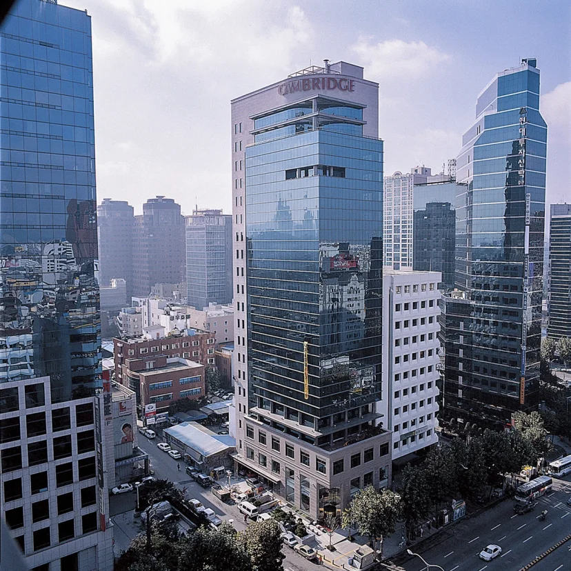 강남역 인근 대로변 모퉁이에 선 캠브리지빌딩(가운데)