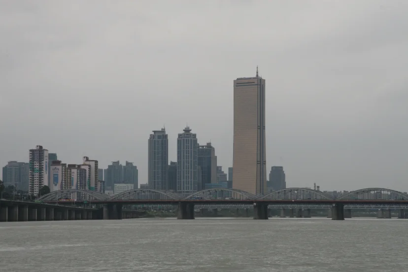 한강 건너에서 본 63빌딩 외관