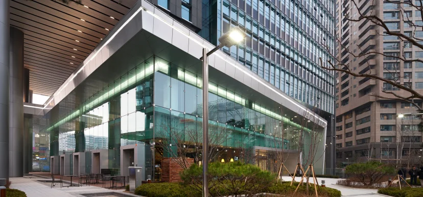 앞마당 조경과 이어지는 향군타워 저층부 유리 매스