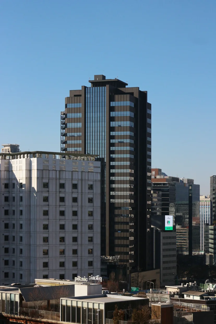 남대문로 일대 건물들 사이로 보이는 단암타워