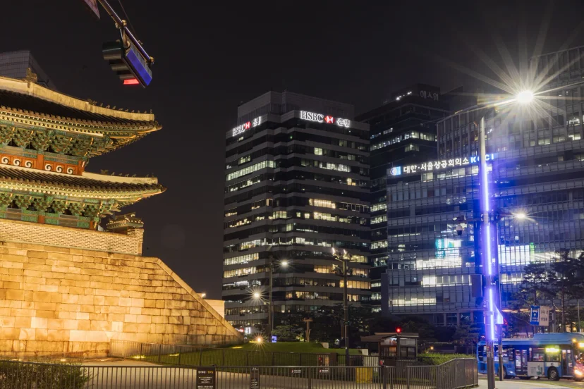 숭례문 너머로 보이는 HSBC빌딩 야경, 꼭대기에 HSBC 은행 간판