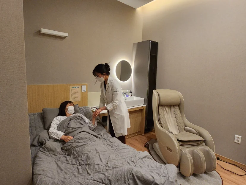 군포 족저근막염 한의원|에스본의원 입원실 내 의료진의 환자 케어 모습