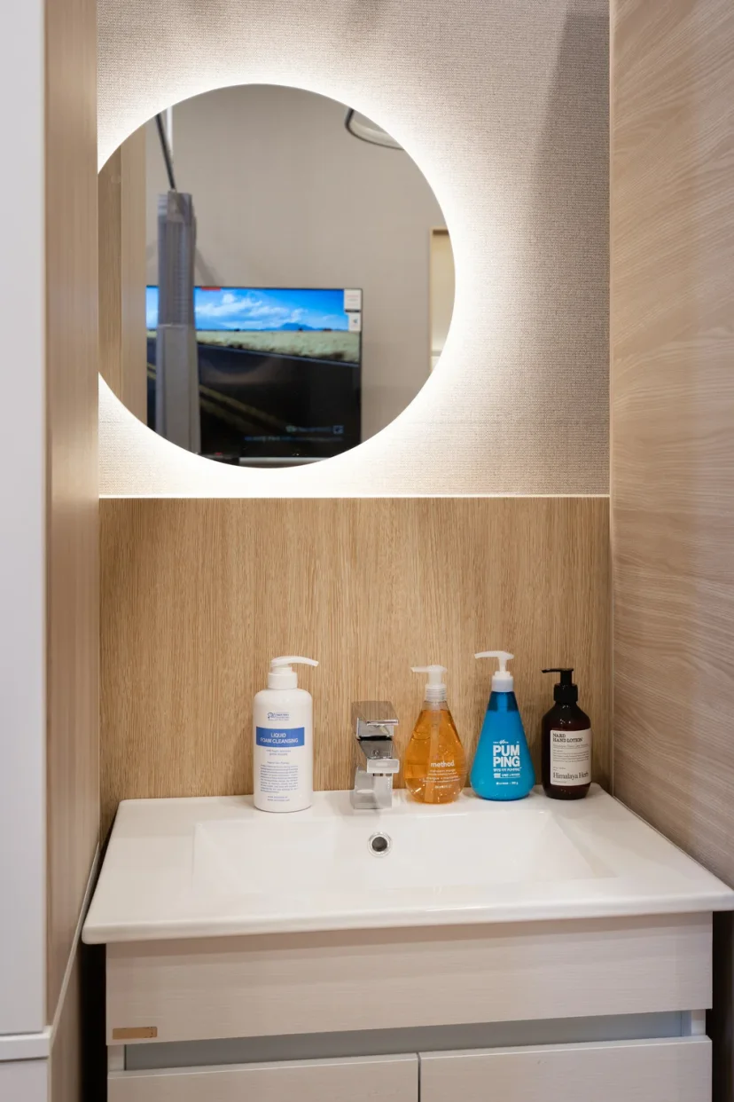 군포 교통사고 대인 접수|조명 거울과 다양한 세정제가 비치된 깔끔한 세면대