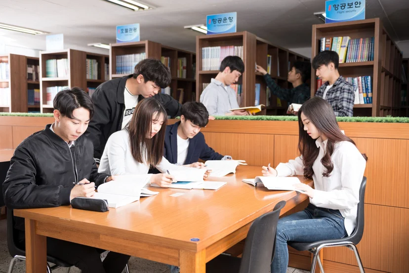넓은 책상에 둘러앉아 함께 공부하는 학생들