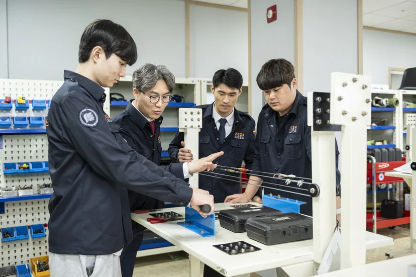 부품 실습대에서 설명을 듣는 학생들