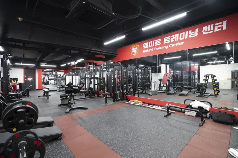 운동기구가 갖춰진 교내 웨이트 트레이닝 센터