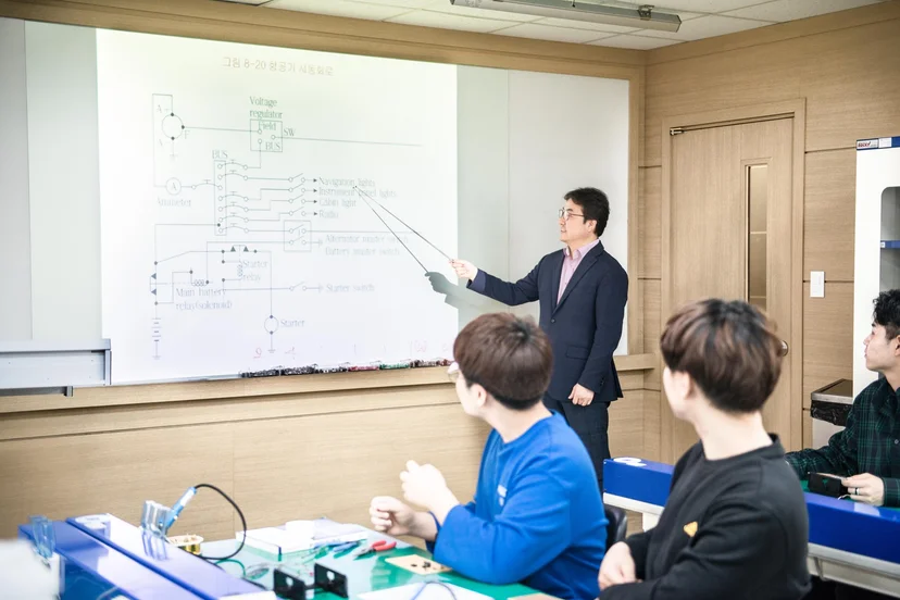 화이트보드에 회로를 그리며 설명하는 수업
