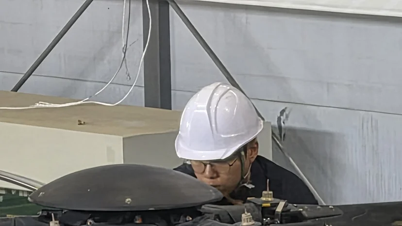 안전모를 쓰고 기체 구성품을 작업하는 참가자