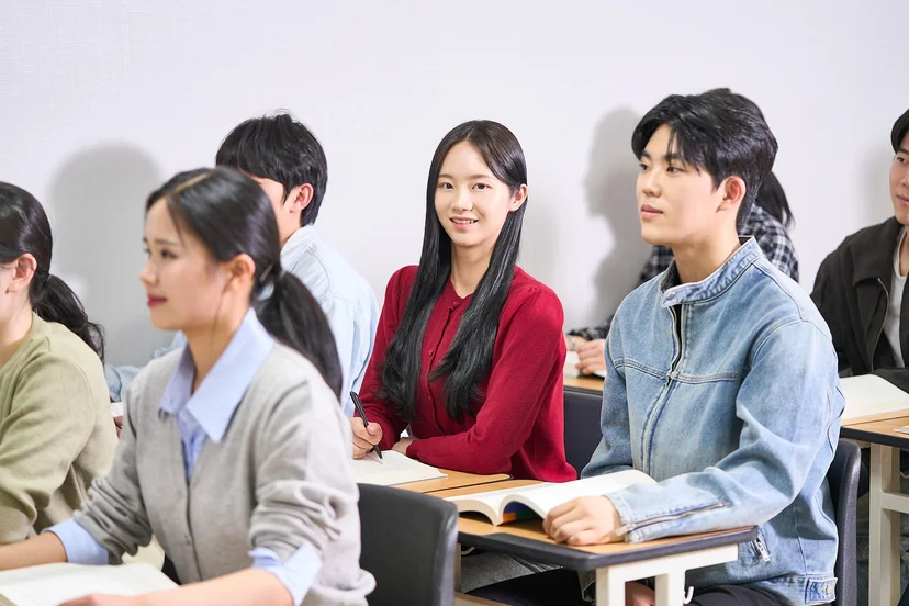 교실 책상에 앉아 함께 수업을 듣는 모습