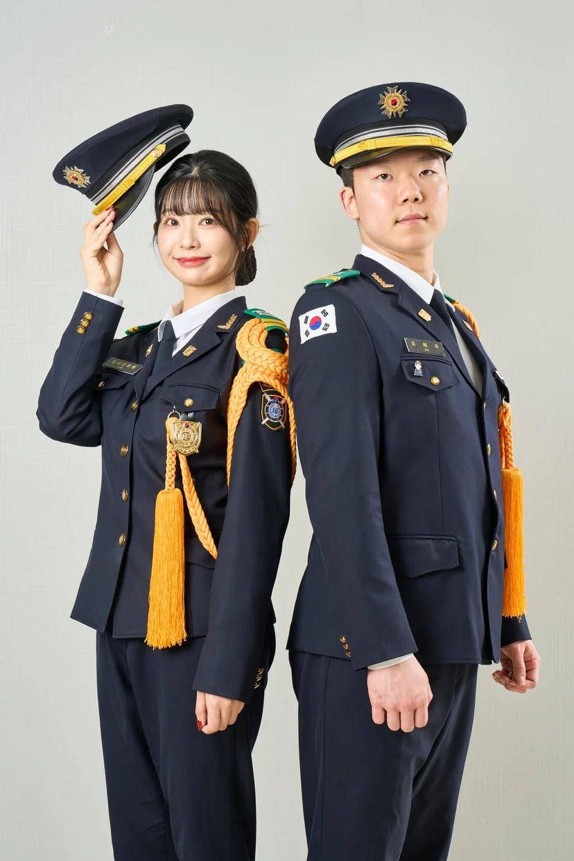 남색 제복 차림으로 나란히 선 학생들