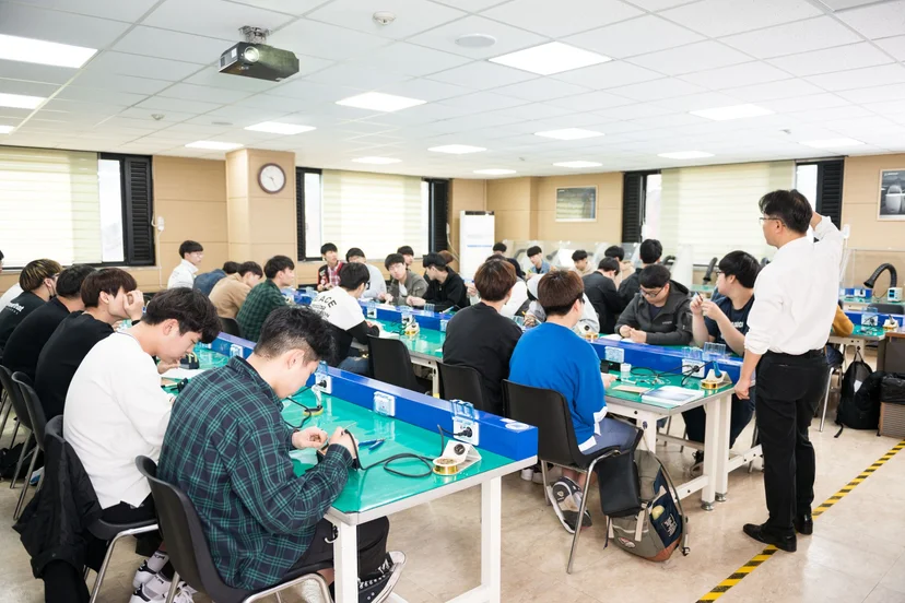 많은 학생이 참여한 전기·전자 실습 수업