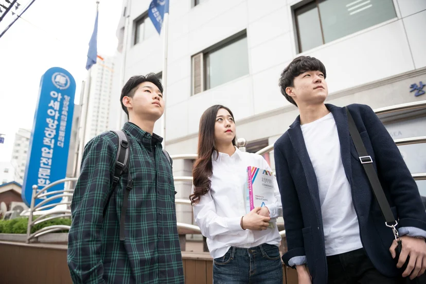 학교 건물 앞에서 주변을 둘러보는 학생들