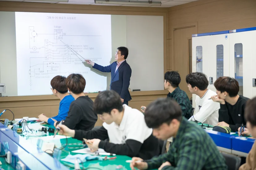 스크린 자료를 보며 진행하는 전기 실습 수업