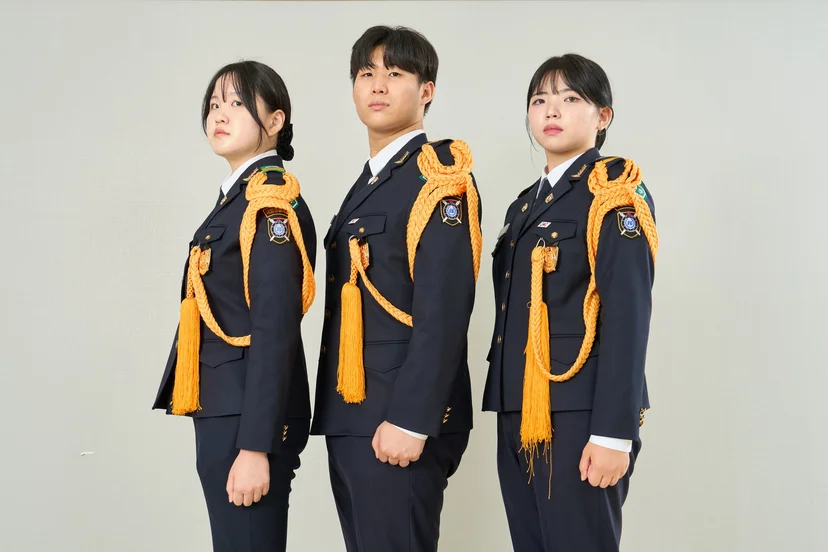 제복 차림으로 나란히 서 있는 세 사람