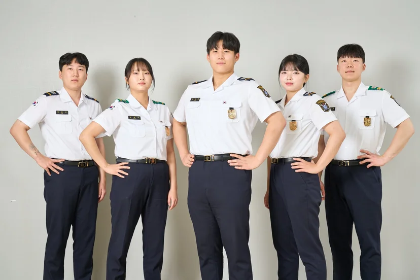 흰색 상의와 남색 하의를 입고 나란히 선 학생들