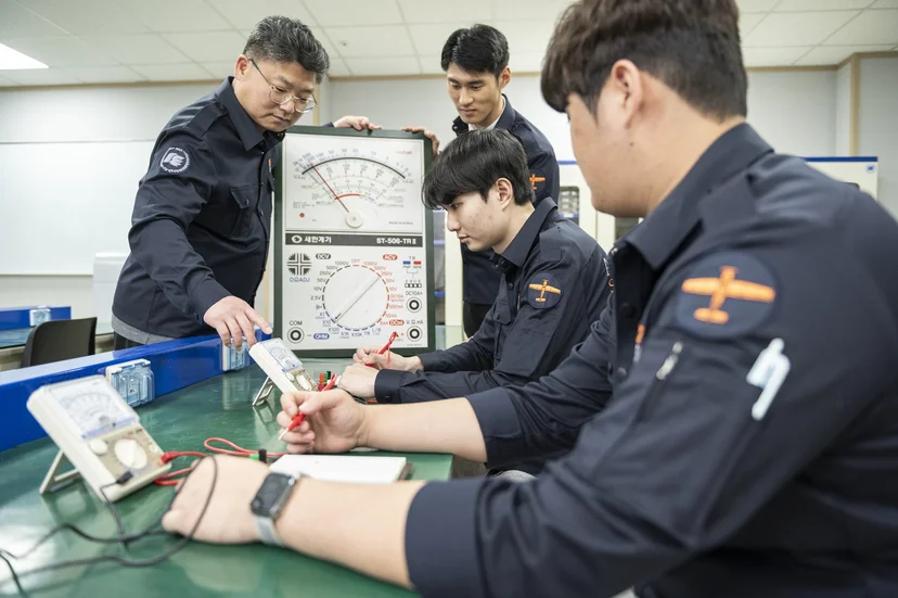 회로 장비와 계측기를 연결해 함께 살펴보는 모습