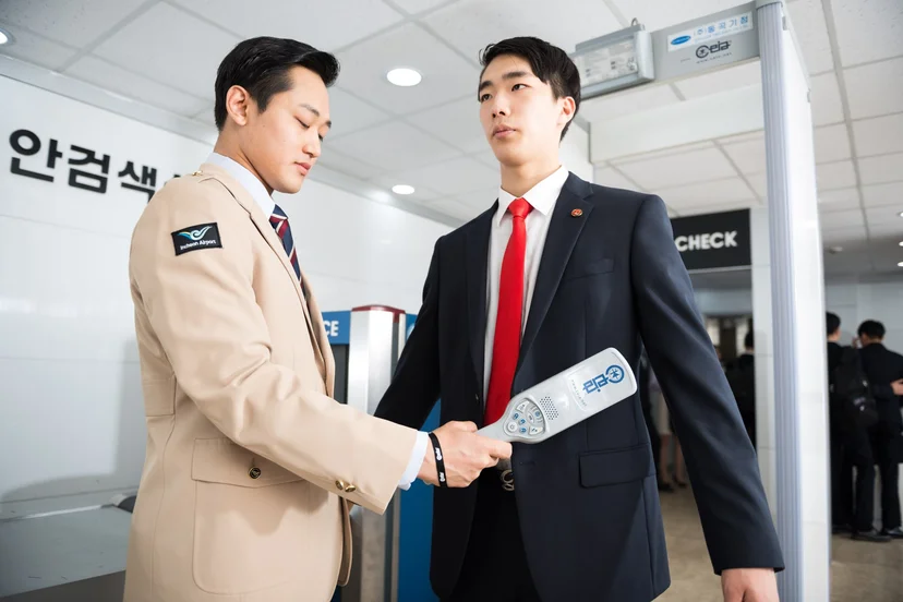 아세아항공직업전문학교 보안검색 실습 공간에서 휴대용 장비를 사용하는 모습
