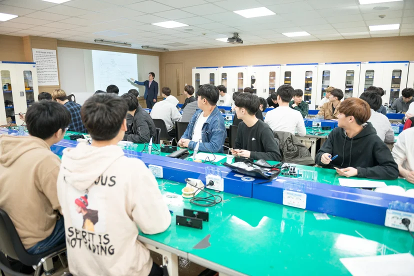 여러 학생이 함께 납땜 실습을 하는 실습실