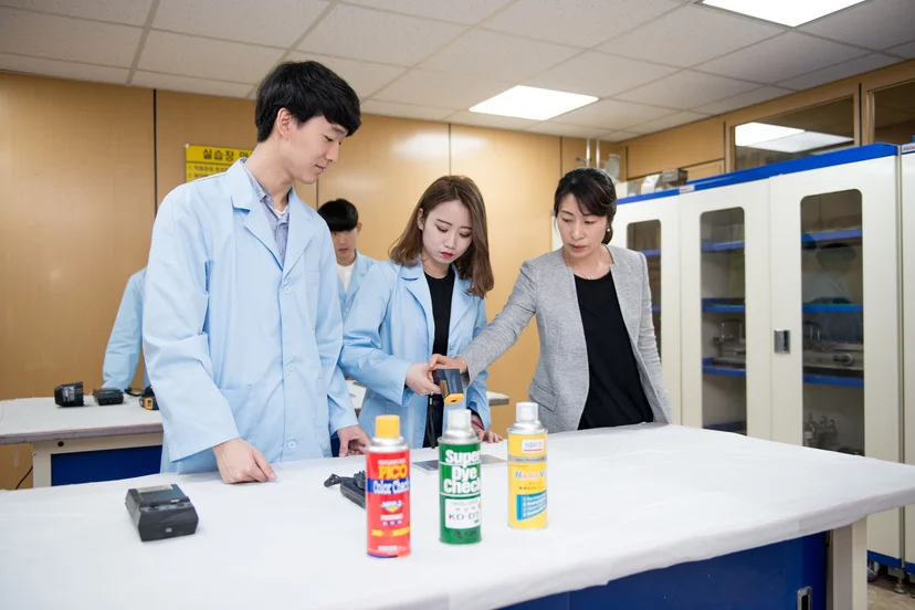 실습대에 검사용 스프레이 약품을 놓고 설명을 듣는 학생들