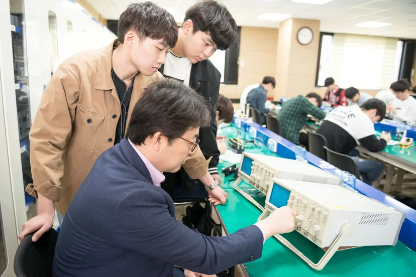 실습대에 모여 계측기 화면을 살펴보는 모습