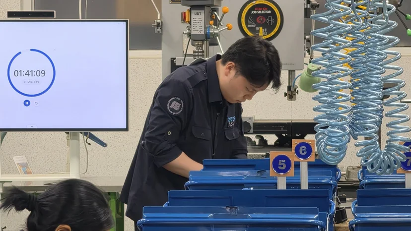 타이머를 옆에 두고 실기 과제를 하는 참가자