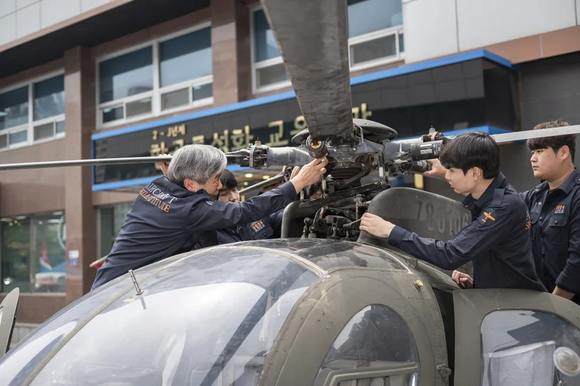헬리콥터 회전날개 부분을 점검하는 모습