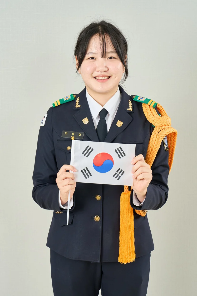 제복 차림으로 태극기를 든 학생