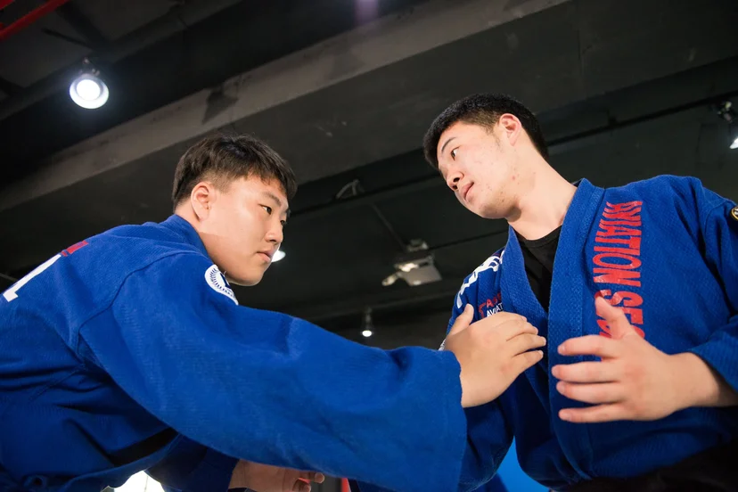 체육관에서 호신 동작을 연습하는 학생들