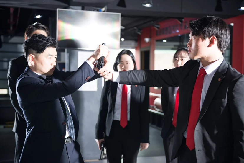 실내에서 제압 동작을 연습하는 두 사람