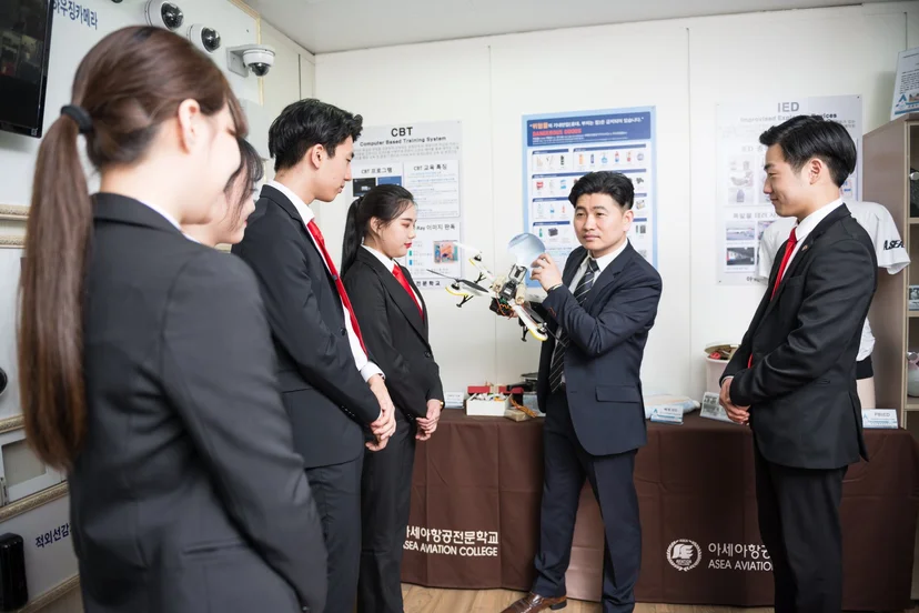 휴대형 검색 기기를 사용하는 실습 장면