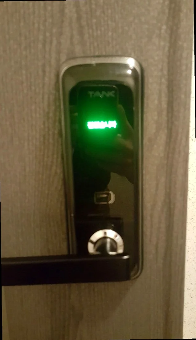 토당동 현관문에 설치를 마친 탱크 ST300 미니주키 터치스크린 번호키