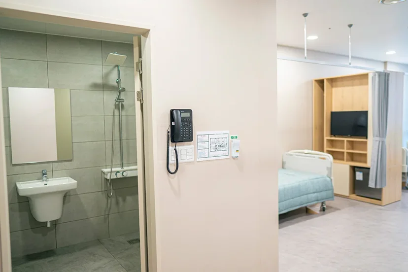 수원 교통사고 한방병원 입원|화장실과 편의시설을 갖춘 병원 입원실 내부