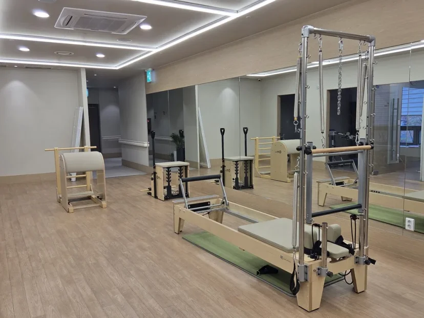 호매실 교통사고 치료비 자동차보험|다양한 기구가 구비된 깔끔한 필라테스 스튜디오 내부 전경